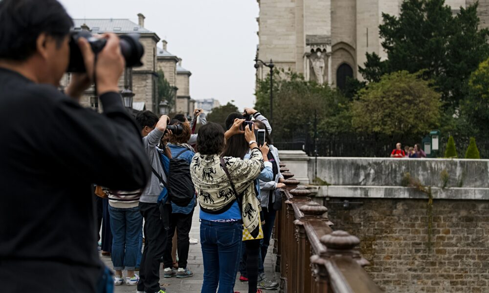 How to Avoid Tourist Crowds in Photos at Popular Places in Rome