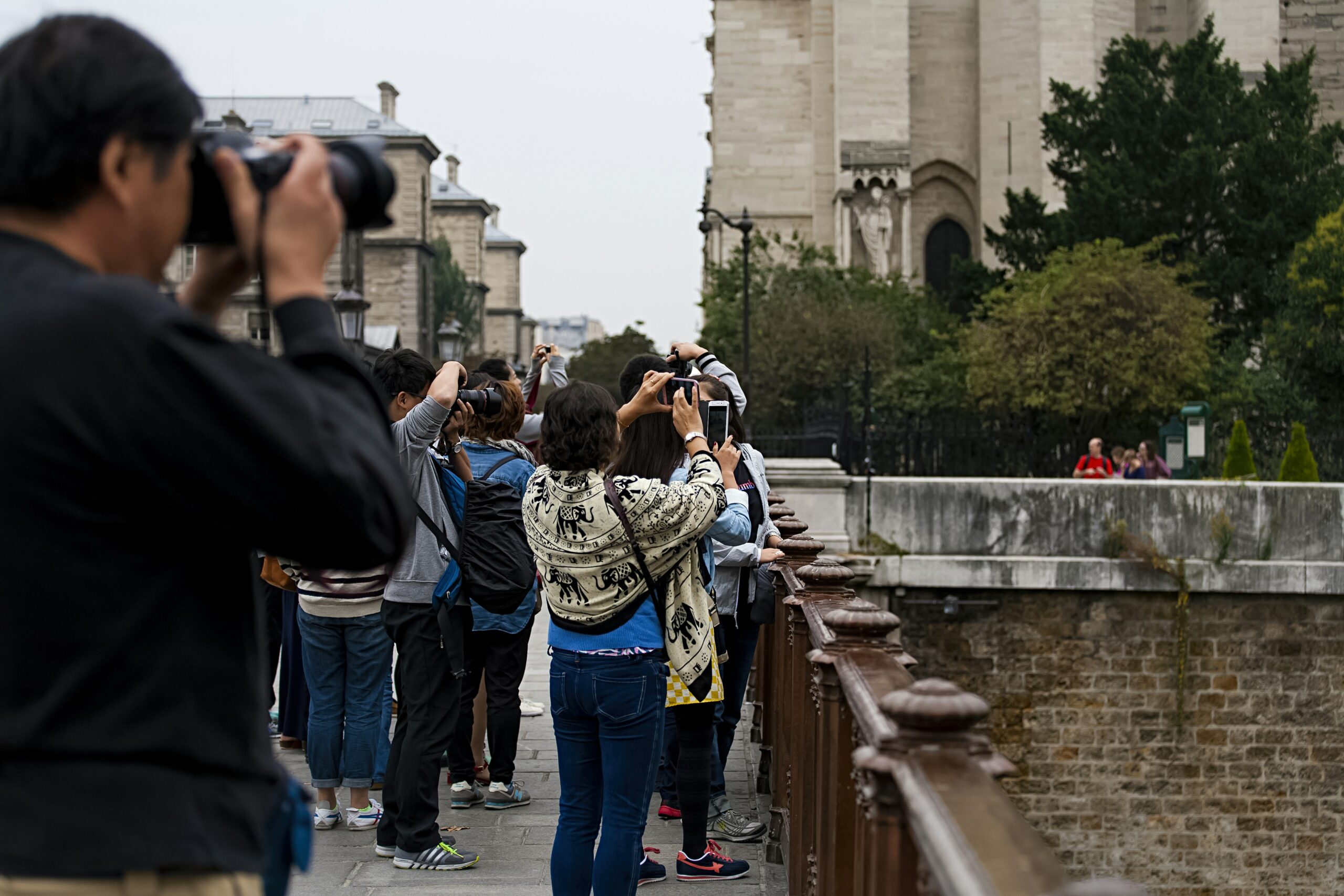 How to Avoid Tourist Crowds in Photos at Popular Places in Rome